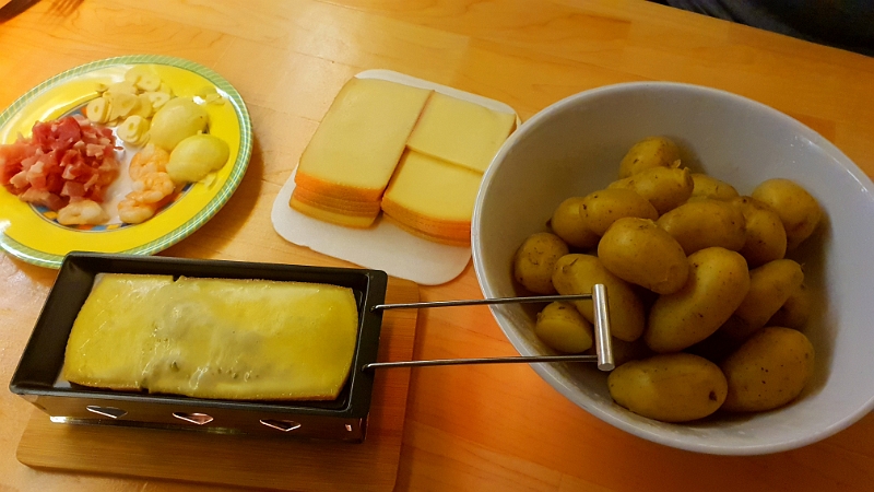 20191231_191513.jpg - Silvestertypisch gibts bei uns auch wieder Raclette. Diesmal ohne viel "Schickimicki" nur Kartoffeln, Käse, Speck, Zwiebel, Crevetten und Knoblauch.